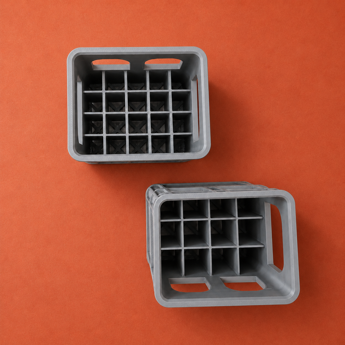 Draufsicht auf leere AA- und AAA-Batteriekisten auf Terrakotta