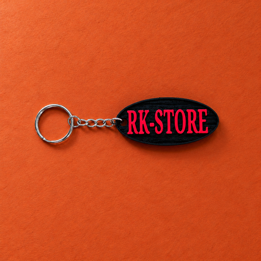 Schwarzer RK-STORE-Schlüsselanhänger mit roter Schrift auf Terrakotta