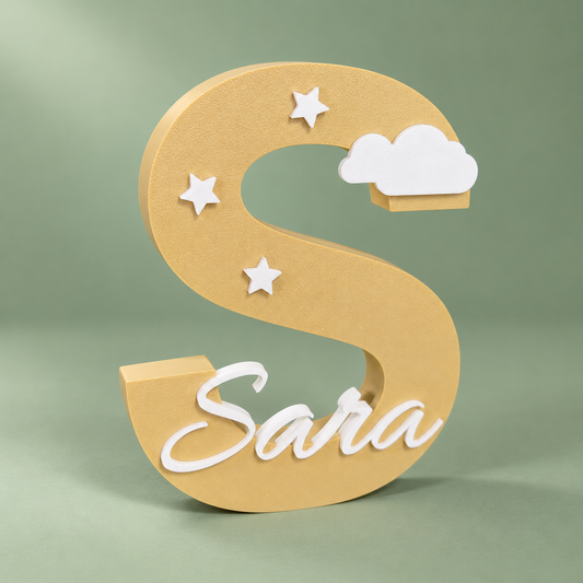 Beiger 3D Buchstabe S mit Wunschname Sara, weißen Sternen und Wolke auf salbeigrünem Hintergrund