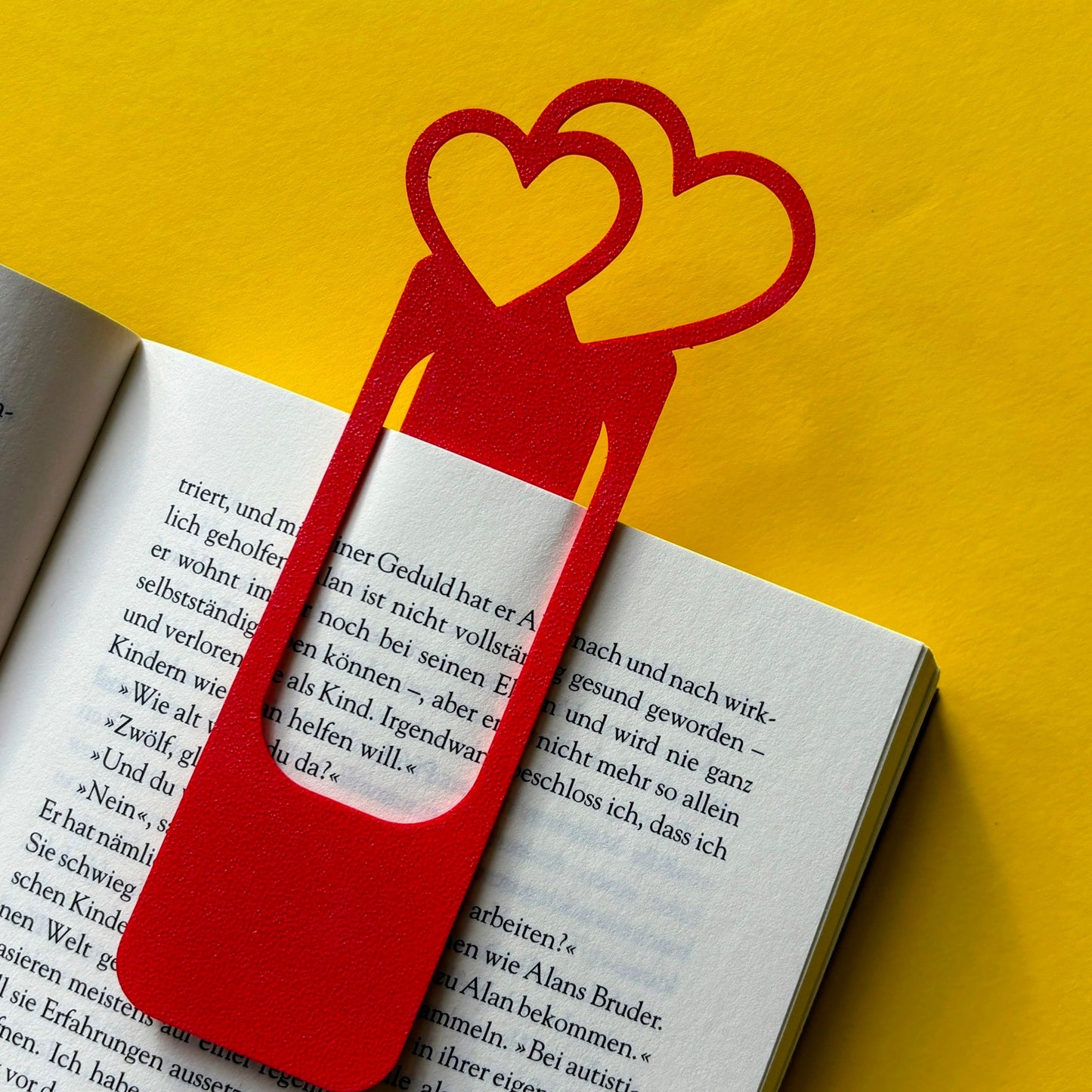 Liebevolles Lesezeichen mit Herzmotiv – Perfekt für Bücherliebhaber