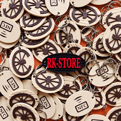 RK-STORE-NFC-Schlüsselanhänger zwischen personalisierten Anhängern auf Terrakotta