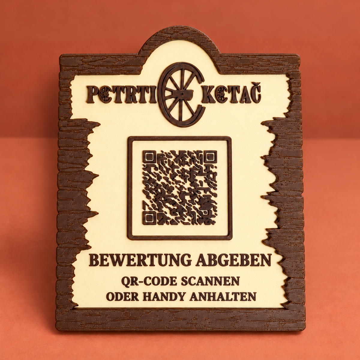 Draufsicht auf einen personalisierten QR- und NFC-Bewertungsaufsteller mit deutscher Beschriftung