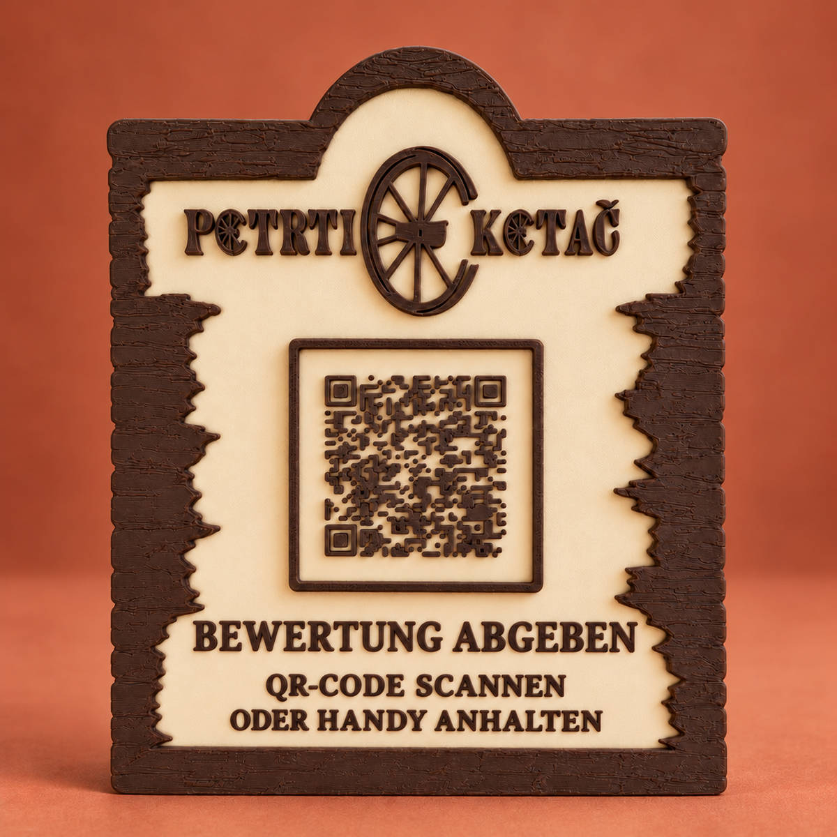 Vorderansicht eines personalisierten QR- und NFC-Bewertungsaufstellers mit deutscher Beschriftung auf Terrakotta