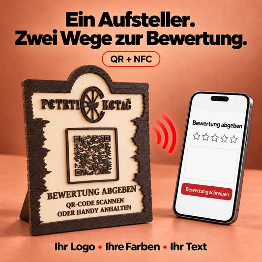 Personalisierter QR- und NFC-Bewertungsaufsteller mit Firmenlogo neben einem Smartphone mit Bewertungsformular auf Terrakotta