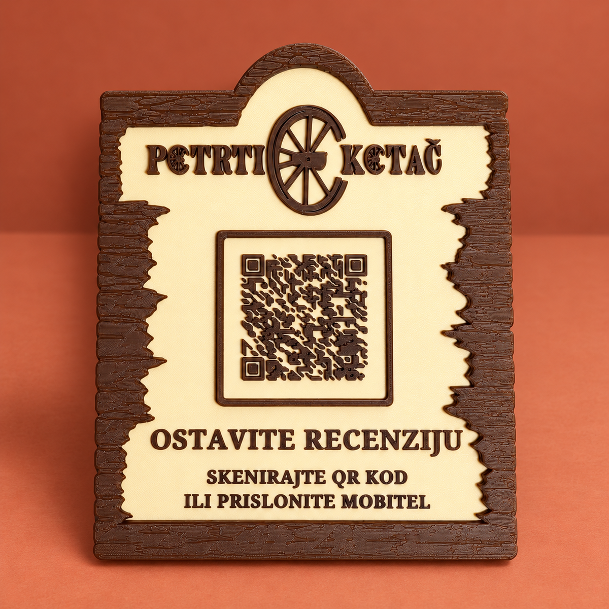 Pogled odozgo na personalizirani QR i NFC stalak s hrvatskim natpisima