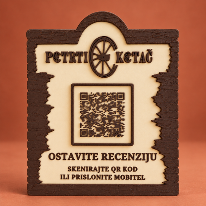 Prednji pogled personaliziranog QR i NFC stalka s hrvatskim natpisima na terakota pozadini