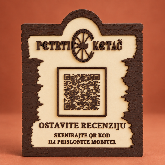 Prednji pogled personaliziranog QR i NFC stalka s hrvatskim natpisima na terakota pozadini