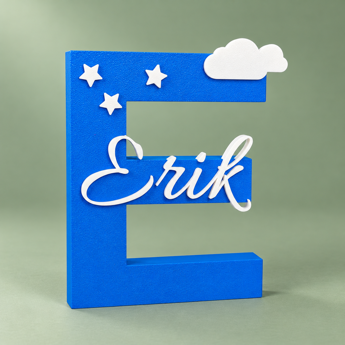 Blauer 3D Buchstabe E mit Wunschname Erik, weißen Sternen und Wolke auf salbeigrünem Hintergrund