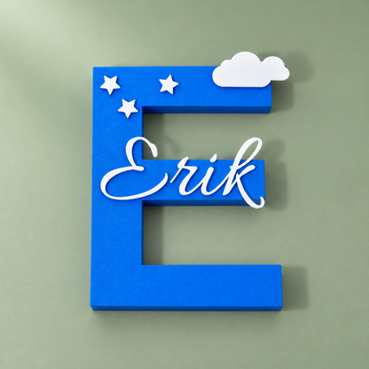 Detailansicht der blauen 3D Namensdeko Erik mit weißer Schrift, Sternen und Wolke