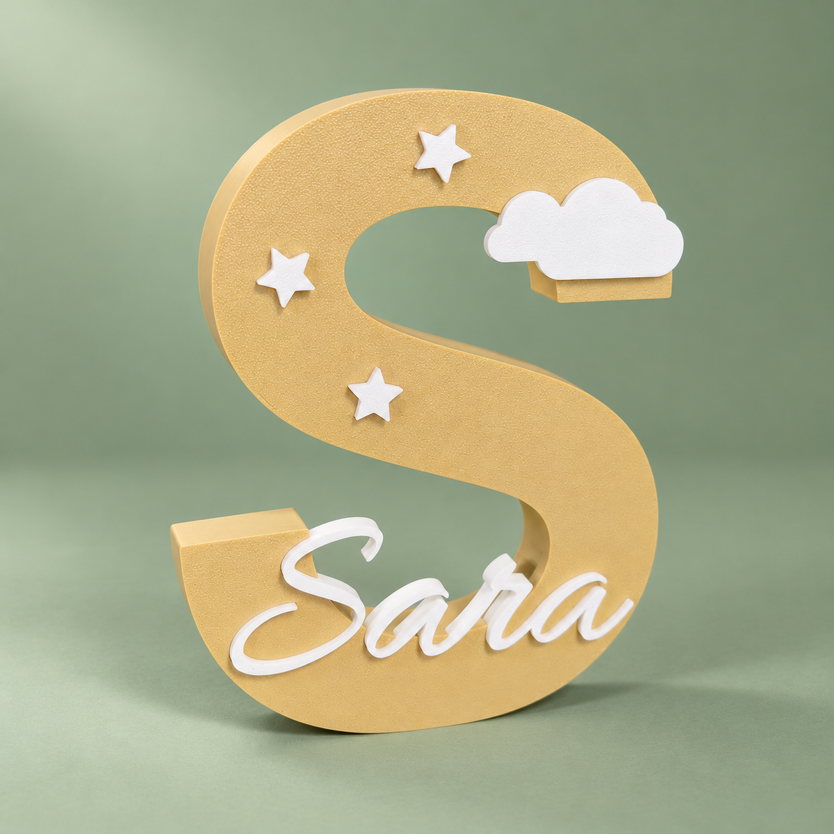 Beiger 3D Buchstabe S mit Wunschname Sara, weißen Sternen und Wolke auf salbeigrünem Hintergrund