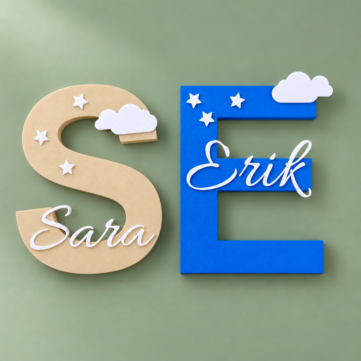 Personalisierte Buchstaben Sara in Beige und Erik in Blau in Draufsicht auf salbeigrüner Fläche