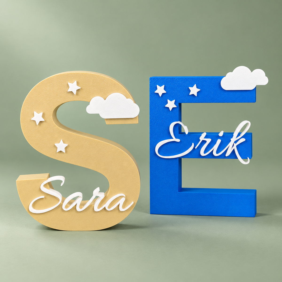 Personalisierte 3D Namensdeko Sara und Erik mit Sternen und Wolken vor salbeigrünem Hintergrund