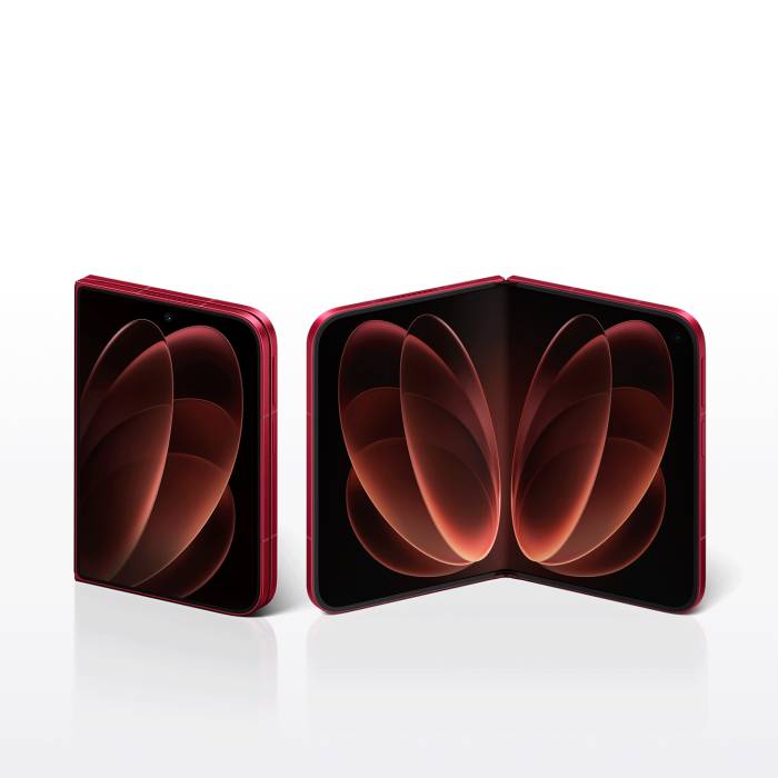 Rotes Xiaomi 18 Fold im gefalteten und aufgeklappten Zustand