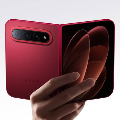 Rotes Xiaomi 18 Fold in der Hand mit Rückkamera und Display